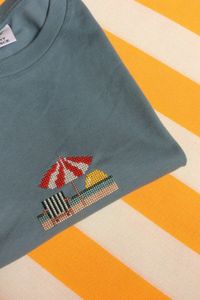 T-shirt brodé bleu en coton bio - parasol