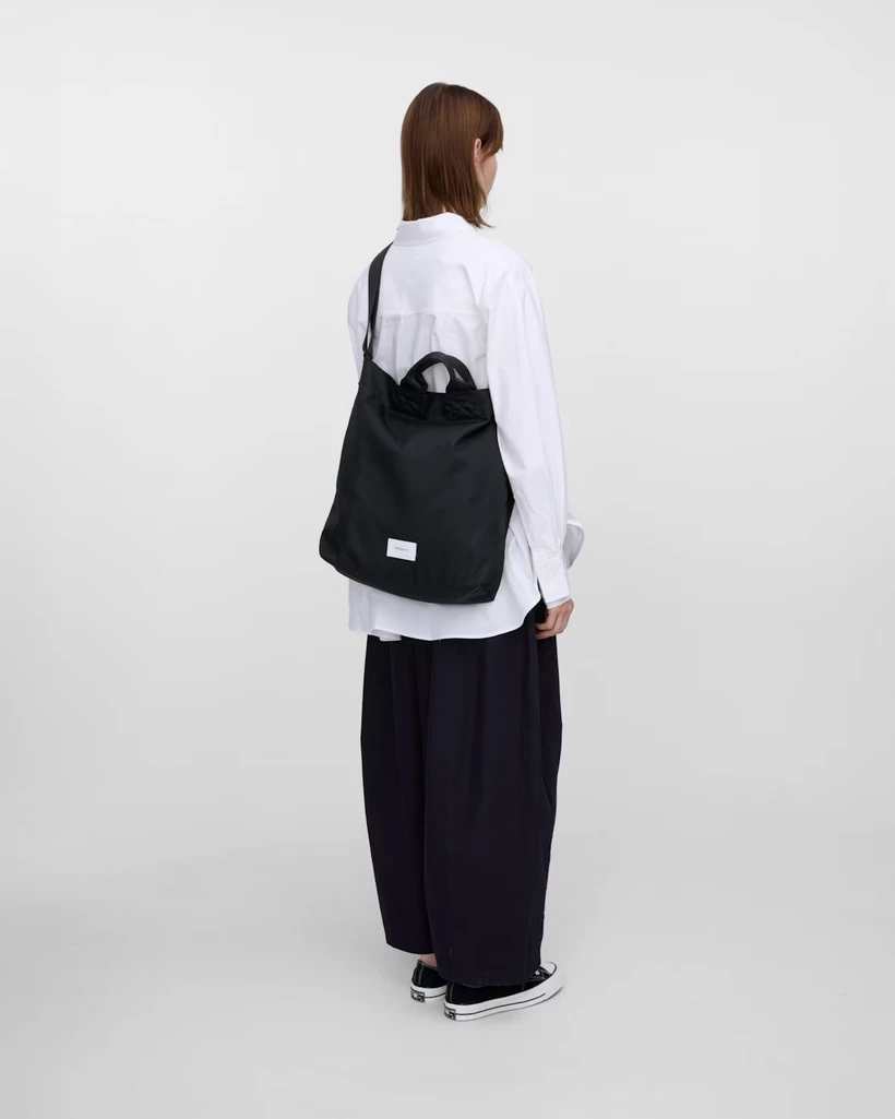 Sac tote/bandoulière 19l en matière recyclée | noir "ground shopper bag - black" - Sandqvist