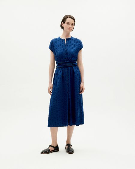 Robe midi ceinturée en coton bio | bleu "navy big seersucker gretel dress"