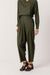 Pantalon carotte en coton bio et lenzing | kaki "pantalón amatza deep green"