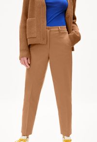 Pantalon carotte camel en coton bio - varmaa brushed cedar wood