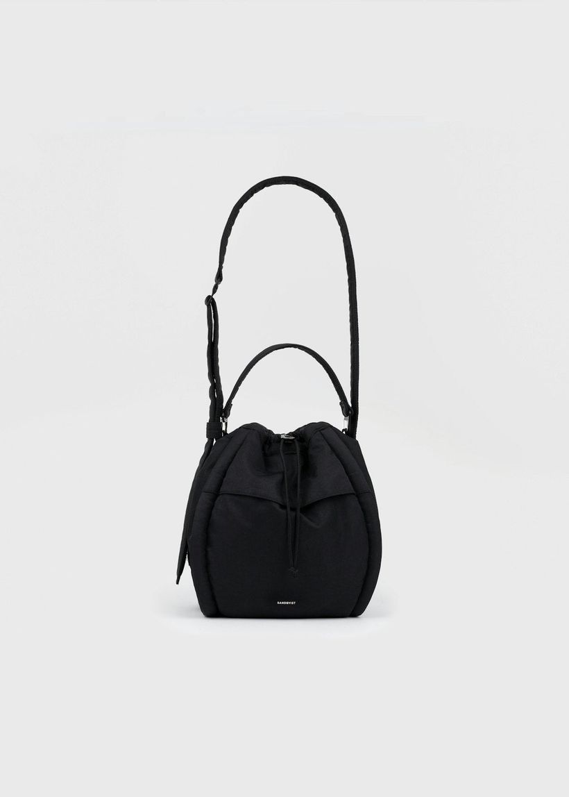 Sac bandoulière 7,5l en matière recyclé | noir "curve bucket bag - black" - Sandqvist