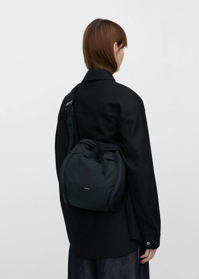 Sac bandoulière 7,5l en matière recyclé | noir "curve bucket bag - black" - Sandqvist