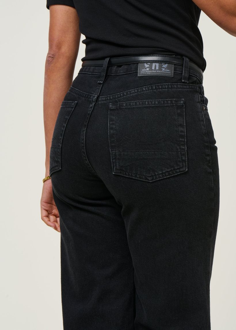 Jean évasé en coton bio et recyclé | noir "jane - holo black used" - Kings of Indigo