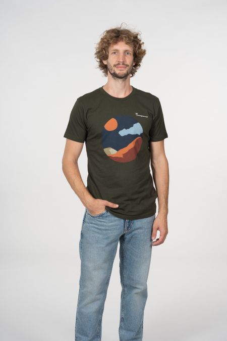 T-shirt kaki avec imprimé paysage en coton bio - alder forrest night