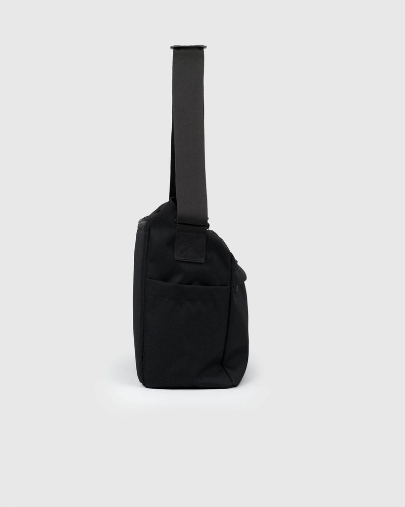 Sac bandoulière 29l en nylon recyclé | noir "icon messenger bag" - Sandqvist