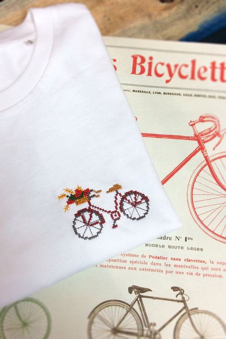 T-shirt brodé blanc en coton bio - vélo