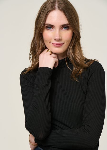 Top col roulé côtelé en tencel | noir "mio black" - Jan'n June
