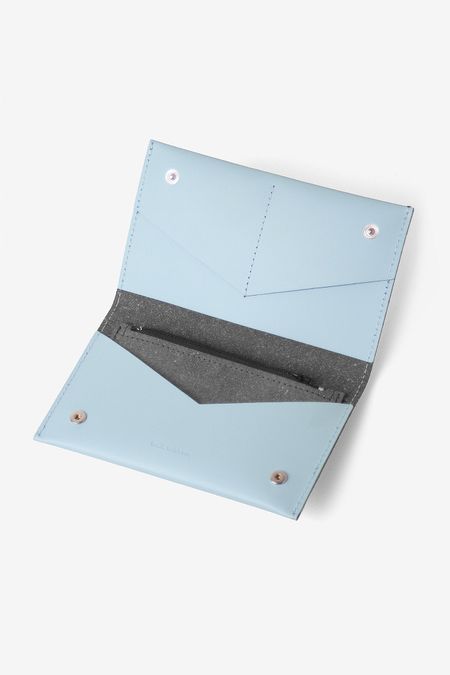 Portefeuille bleu ciel en cuir recyclé - flat purse