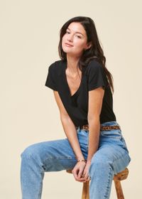 Le t-shirt décolleté noir