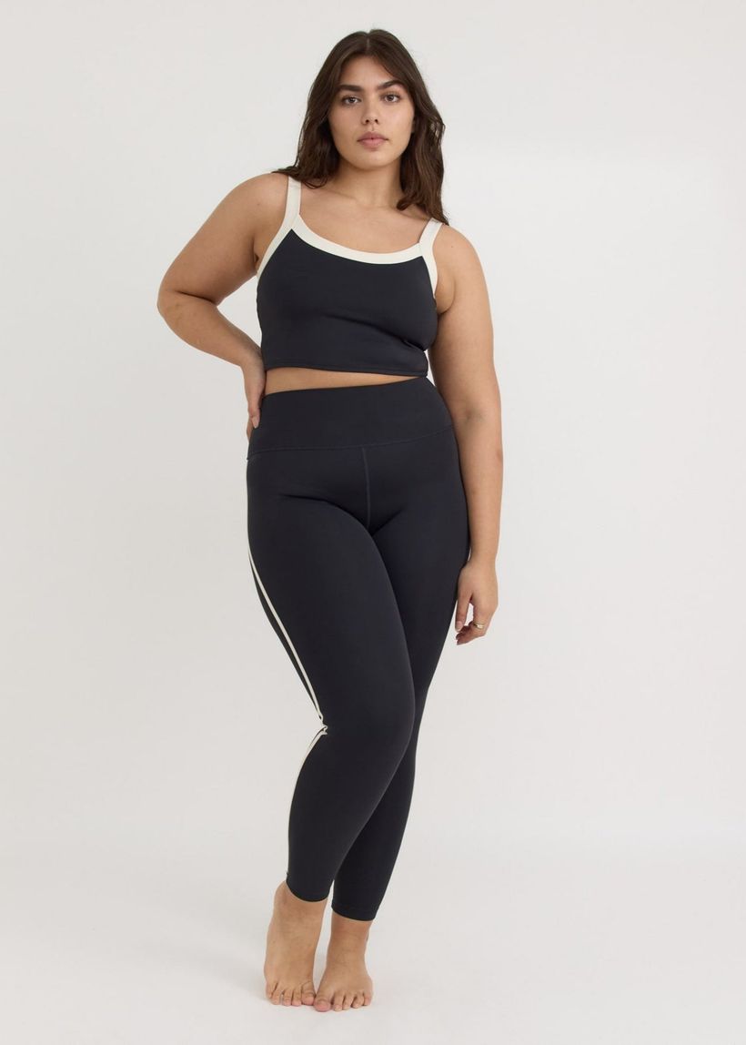 Brassière de sport en nylon recyclé | noir "active flow bra - black" - Organic Basics