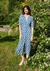 Robe midi à motifs en ecovero | bleu "small butterfly camelia dress" - Thinking Mu