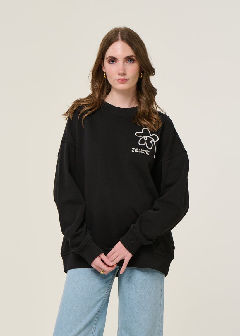 Sweatshirt oversize brodé en coton bio | noir "flower rope black jimena sweatshirt - black" - Thinking Mu