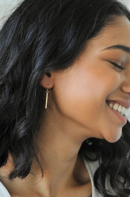 Boucles d'oreilles pendantes en or recyclé 9ct - minimal bar hook
