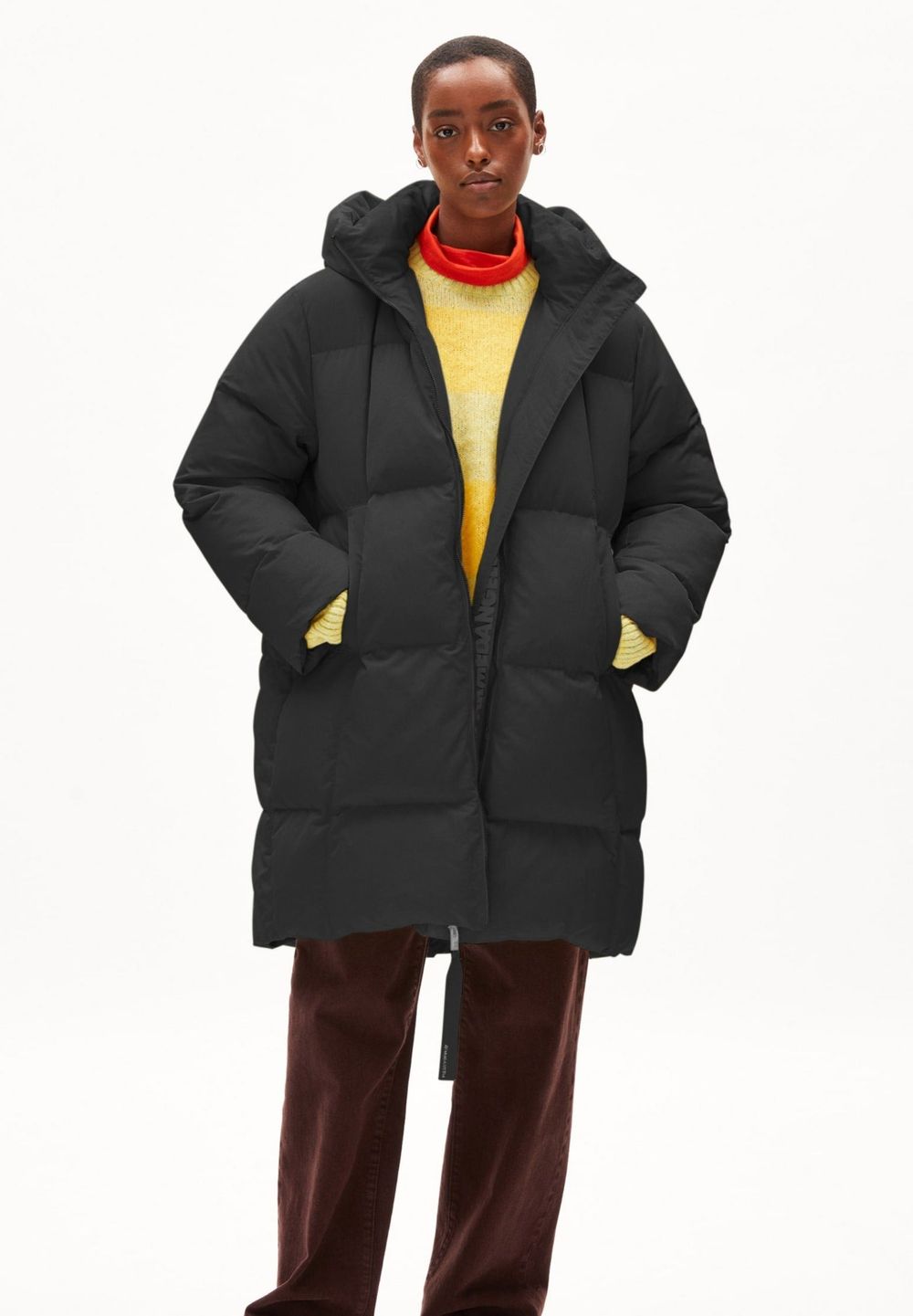 Doudoune longue a capuche en matiere recyclee noir tasilaa black Armedangels
