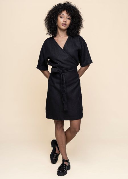 Robe portefeuille en lin bio | noir "linen short sleeved wrap dress black jet"