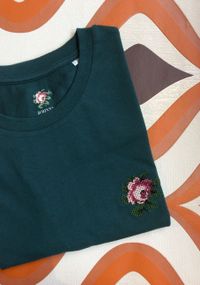 T-shirt brodé vert émeraude en coton bio - rose