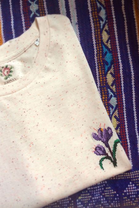 T-shirt brodé écru chiné en coton bio - crocus