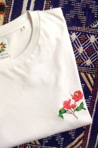 T-shirt brodé blanc en coton bio - bougainvillier