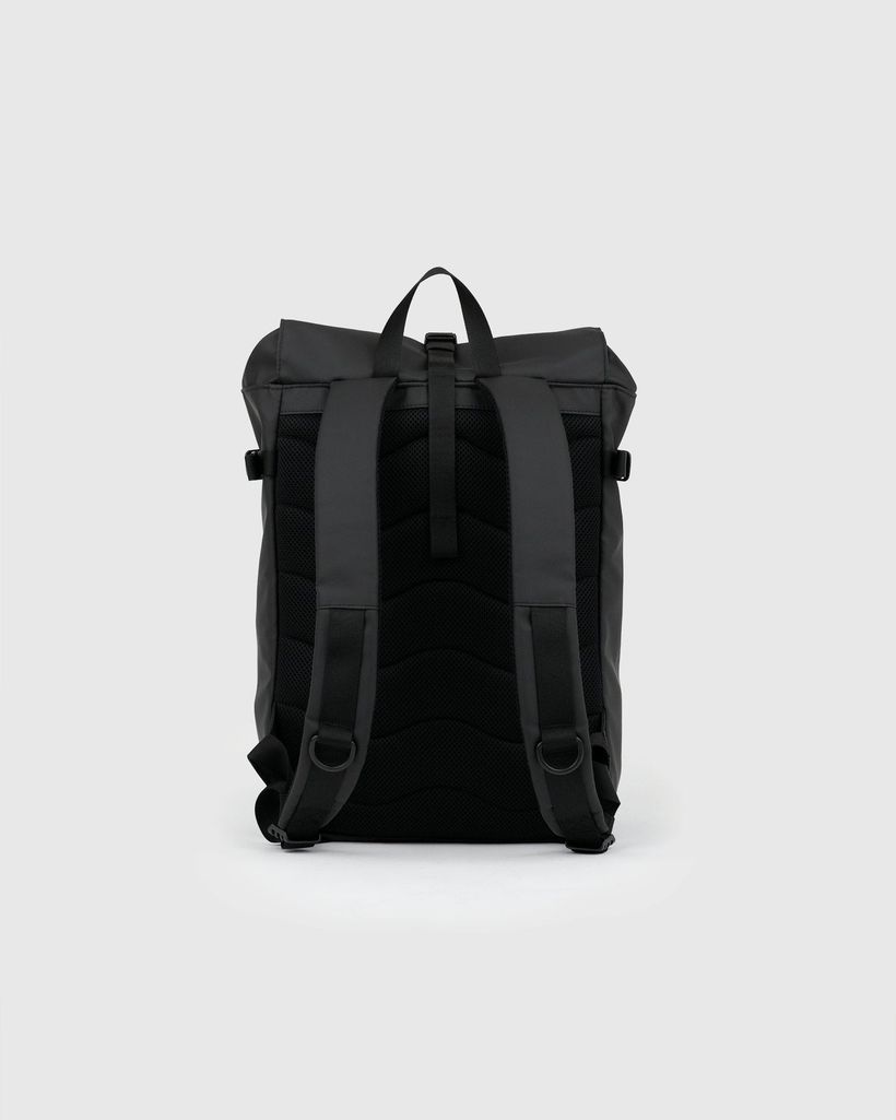 Sac à dos 20l en matière recyclée | noir "stream slim rolltop m - black" - Sandqvist