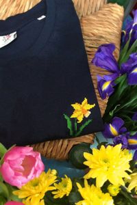 T-shirt brodé marine en coton bio - jonquille