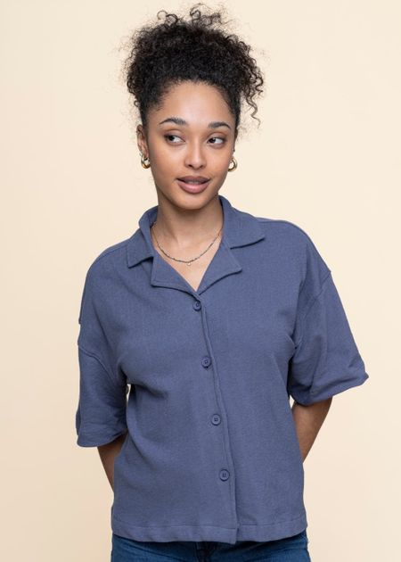 Chemise éponge en coton biologique | bleu "bouclé short sleeved shirt  vintage indigo" - Knowledge Cotton Apparel
