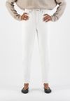 Jean mom blanc en coton bio et recyclé - mams stretch tapered off white - Mud Jeans