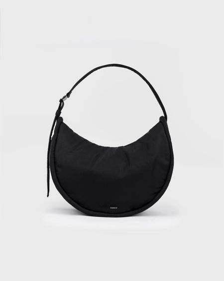 Sac bandoulière en matière recyclée | noir "curve half moon bag - black" - Sandqvist
