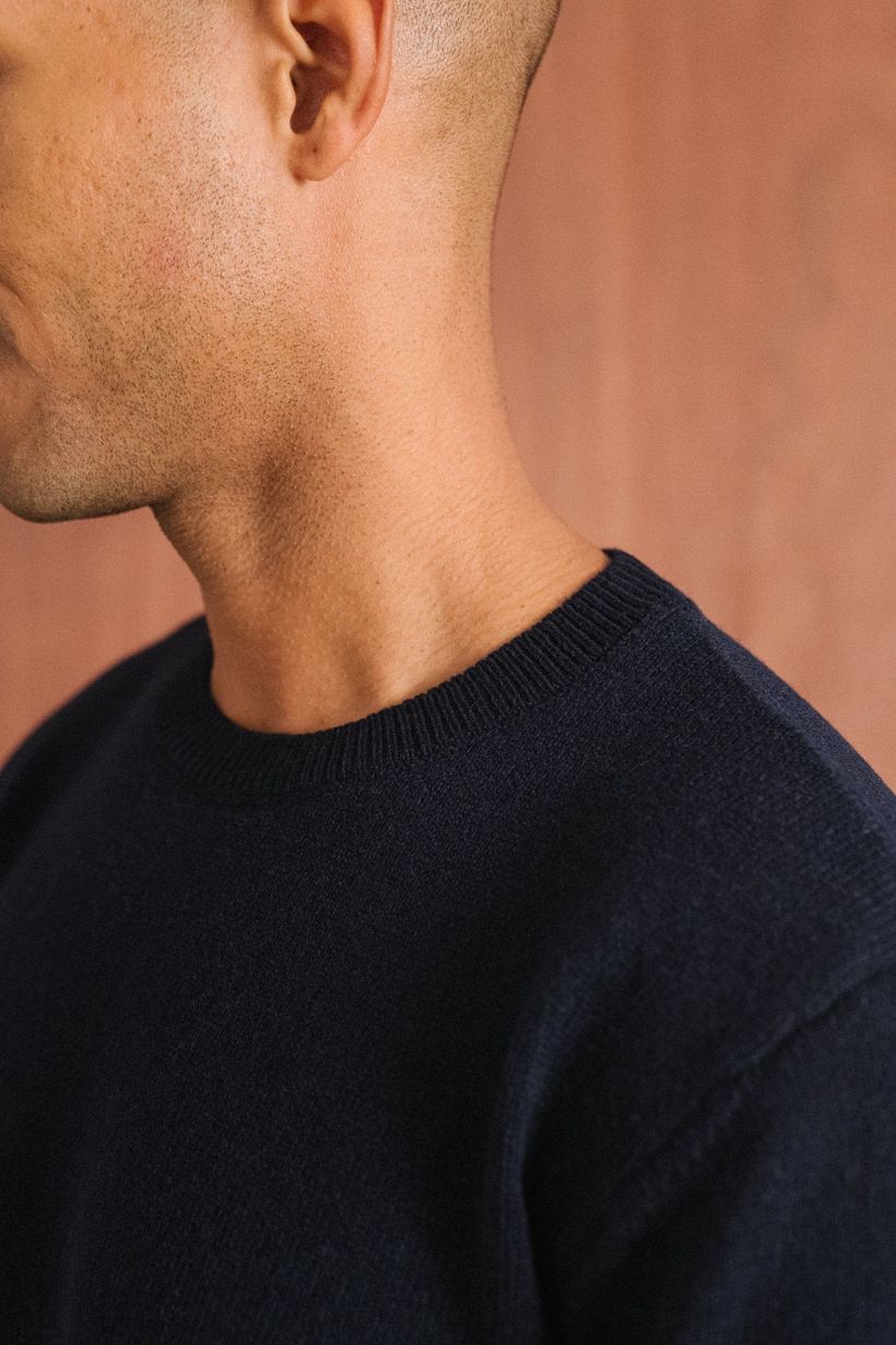 Pull en laine mérinos recyclée | marine - WeDressFair Essentiels