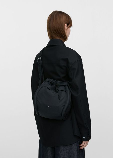 Sac bandoulière 7,5l en matière recyclé | noir "curve bucket bag - black" - Sandqvist