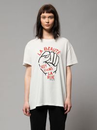 T-shirt imprimé blanc en coton bio - tina dans la rue