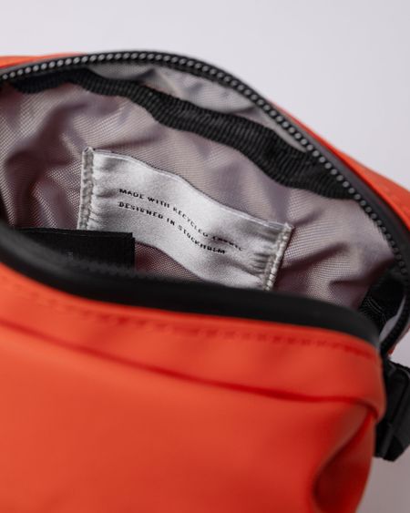 Sac à bandoulière 1l en matières recyclées | orange "poe orange" - Sandqvist