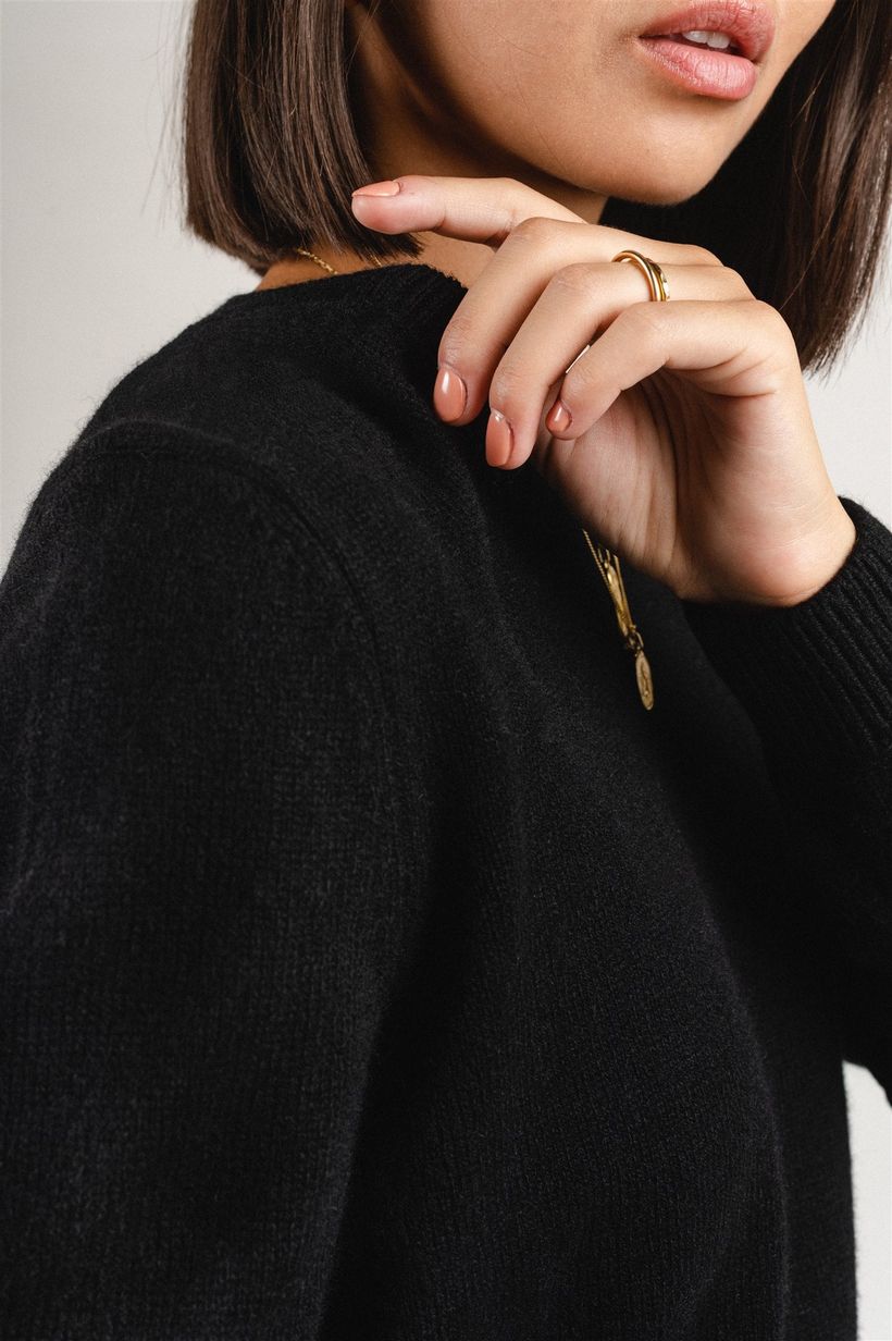 Pull col rond noir en laine mérinos recyclée - deep black - Colorful Standard