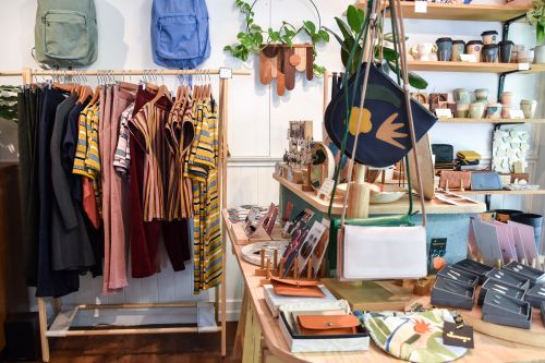 Libre De Vêtements De Style Bohème Sur Des Cintres Au Marché