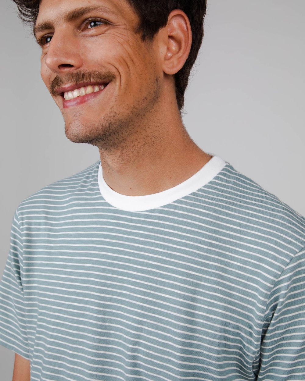 t shirt bleu électrique