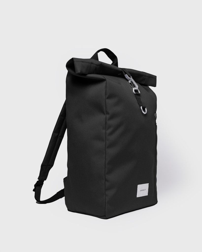 Sac à dos 19l en matière recyclée | noir "ground rolltop backpack l - black with black webbing" - Sandqvist